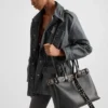 Bolso grande de piel con hebilla Prada y cinturón con tachuelas Bolso grande de piel con hebilla Prada y cinturón con tachuelas
