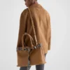 Bolso grande de piel con hebilla Prada y cinturón con tachuelas Bolso grande de piel con hebilla Prada y cinturón con tachuelas