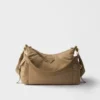 Bolso grande Explore de Prada en Re-Nylon y piel Bolso grande Explore de Prada en Re-Nylon y piel