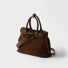 Bolso mediano de ante con hebilla Prada y cinturón Bolso mediano de ante con hebilla Prada y cinturón