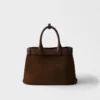 Bolso mediano de ante con hebilla Prada y cinturón Bolso mediano de ante con hebilla Prada y cinturón