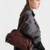 Bolso mediano de piel con asa superior Bolso mediano de piel con asa superior