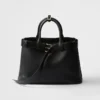 Bolso mediano de piel con hebilla y cinturón de Prada Bolso mediano de piel con hebilla y cinturón de Prada