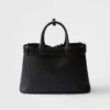 Bolso mediano de piel con hebilla y cinturón de Prada Bolso mediano de piel con hebilla y cinturón de Prada