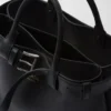 Bolso mediano de piel con hebilla y cinturón de Prada Bolso mediano de piel con hebilla y cinturón de Prada