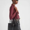 Bolso mediano de piel con hebilla y cinturón de Prada Bolso mediano de piel con hebilla y cinturón de Prada