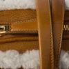 Bolso mediano de piel de oveja con dos asas Bolso mediano de piel de oveja con dos asas