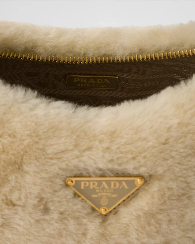 Bolso mini de piel de oveja Prada Re-Edition Bolso mini de piel de oveja Prada Re-Edition