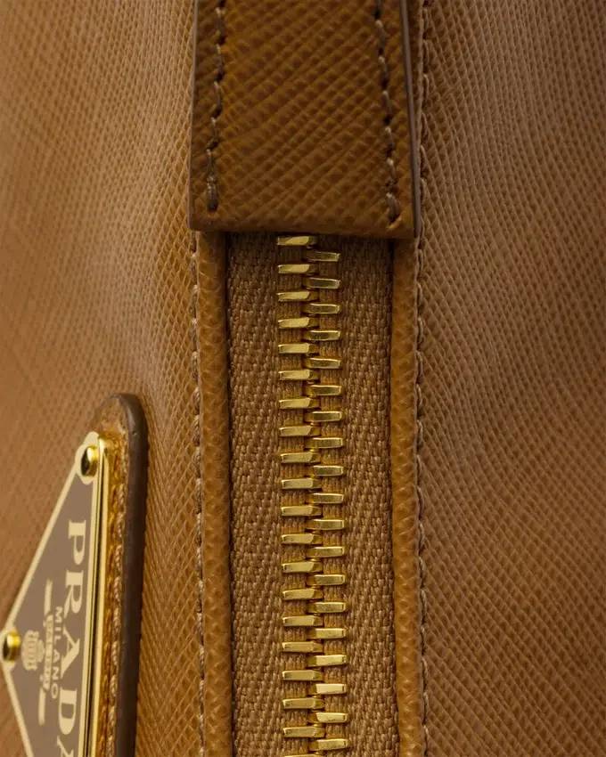 Bolso mini de piel Saffiano Prada Re-Edition Bolso mini de piel Saffiano Prada Re-Edition
