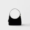 Bolso mini de terciopelo y Saffiano Prada Re-Edition 2005 Bolso mini de terciopelo y Saffiano Prada Re-Edition 2005
