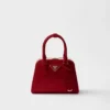 Bolso mini piramidal de piel Saffiano de Prada