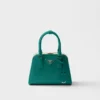 Bolso mini piramidal de piel Saffiano de Prada
