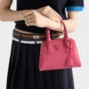 Bolso mini piramidal de piel Saffiano de Prada Bolso mini piramidal de piel Saffiano de Prada
