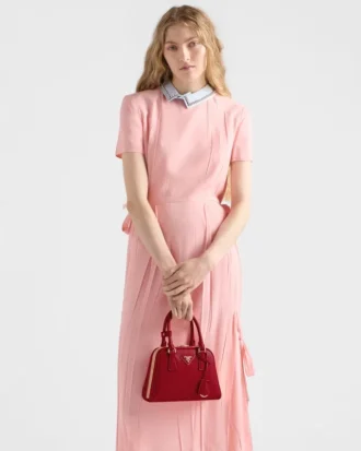 Bolso mini piramidal de piel Saffiano de Prada