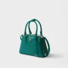 Bolso mini piramidal de piel Saffiano de Prada