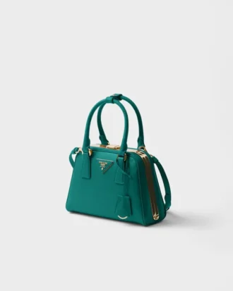 Bolso mini piramidal de piel Saffiano de Prada