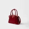 Bolso mini piramidal de piel Saffiano de Prada