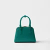 Bolso mini piramidal de piel Saffiano de Prada