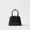 Bolso mini piramidal de piel Saffiano de Prada Bolso mini piramidal de piel Saffiano de Prada