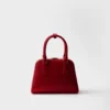 Bolso mini piramidal de piel Saffiano de Prada