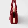 Bolso mini piramidal de piel Saffiano de Prada