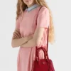 Bolso mini piramidal de piel Saffiano de Prada