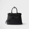 Bolso pequeño de piel con hebilla y correa de Prada Bolso pequeño de piel con hebilla y correa de Prada
