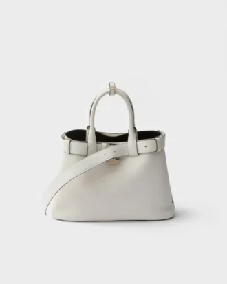 Bolso pequeño de piel con hebilla y correa de Prada