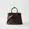 Bolso pequeño de piel con hebilla y correa de Prada Bolso pequeño de piel con hebilla y correa de Prada
