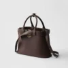 Bolso pequeño de piel con hebilla y correa de Prada Bolso pequeño de piel con hebilla y correa de Prada