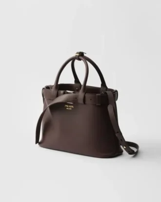 Bolso pequeño de piel con hebilla y correa de Prada
