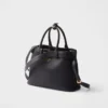 Bolso pequeño de piel con hebilla y correa de Prada Bolso pequeño de piel con hebilla y correa de Prada