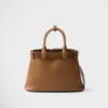 Bolso pequeño de piel con hebilla y correa de Prada Bolso pequeño de piel con hebilla y correa de Prada