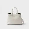 Bolso pequeño de piel con hebilla y correa de Prada Bolso pequeño de piel con hebilla y correa de Prada