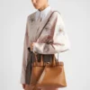 Bolso pequeño de piel con hebilla y correa de Prada Bolso pequeño de piel con hebilla y correa de Prada