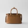 Bolso pequeño de piel con hebilla y doble correa de Prada Bolso pequeño de piel con hebilla y doble correa de Prada