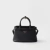 Bolso pequeño de piel con hebilla y doble correa de Prada Bolso pequeño de piel con hebilla y doble correa de Prada