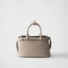 Bolso pequeño de piel con hebilla y doble correa de Prada Bolso pequeño de piel con hebilla y doble correa de Prada
