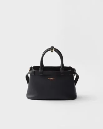 Bolso pequeño de piel con hebilla y doble correa de Prada