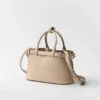 Bolso pequeño de piel con hebilla y doble correa de Prada Bolso pequeño de piel con hebilla y doble correa de Prada