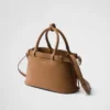 Bolso pequeño de piel con hebilla y doble correa de Prada Bolso pequeño de piel con hebilla y doble correa de Prada