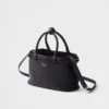 Bolso pequeño de piel con hebilla y doble correa de Prada Bolso pequeño de piel con hebilla y doble correa de Prada