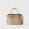 Bolso pequeño de piel con hebilla y doble correa de Prada Bolso pequeño de piel con hebilla y doble correa de Prada