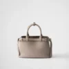 Bolso pequeño de piel con hebilla y doble correa de Prada Bolso pequeño de piel con hebilla y doble correa de Prada