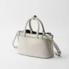 Bolso pequeño de piel con hebilla y doble correa de Prada Bolso pequeño de piel con hebilla y doble correa de Prada