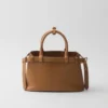 Bolso pequeño de piel con hebilla y doble correa de Prada Bolso pequeño de piel con hebilla y doble correa de Prada