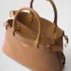 Bolso pequeño de piel con hebilla y doble correa de Prada Bolso pequeño de piel con hebilla y doble correa de Prada