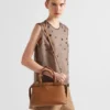 Bolso pequeño de piel con hebilla y doble correa de Prada Bolso pequeño de piel con hebilla y doble correa de Prada
