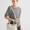 Bolso pequeño de piel con hebilla y doble correa de Prada Bolso pequeño de piel con hebilla y doble correa de Prada