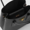 Bolso pequeño doble de piel Saffiano de Prada Double Bolso pequeño doble de piel Saffiano de Prada Double